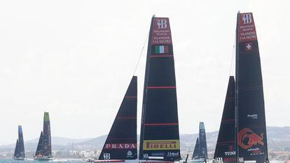 Los barcos del Luna Rossa Prada Pirelli y del Alinghi Red Bull, durante el entrenamiento de la regata de Vilanova, en septiembre del 2023.