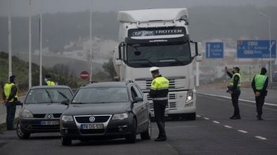 Control de la Policía Nacional entre Castro Marim (Algarve) y Ayamonte (Huelva) tras el cierre de la frontera entre España y Portugal, este viernes.