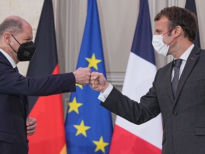 Scholz (izquierda) y Macron, se saludan este viernes en el palacio del Elíseo en París