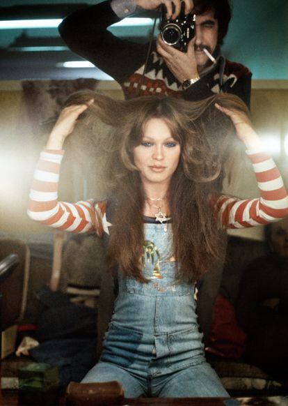 César Lucas fotografía a Marisol (ambos se reflejan en un espejo) durante los preparativos reparativos de una sesión de fotos a principios de los 70. 