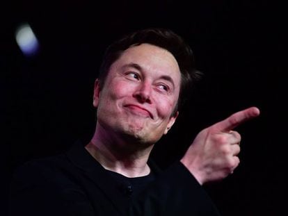 Elon Musk en la presentación del Modelo X de Tesla. El siguiente será el Y. Las iniciales de sus cuatro primeros vehículos se leerán S3XY.