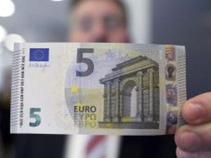 Presentaci&oacute;n del nuevo billete de 5 euros, en Duesseldorf, Alemania, el pasado 18 de marzo. EFE/Archivo