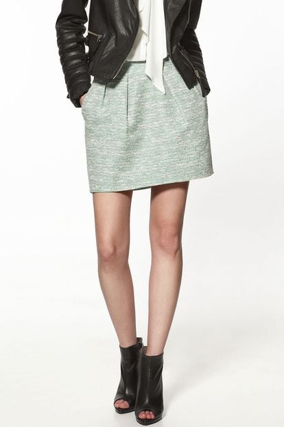 Falda de tweed con pinzas de Zara. Precio: 29, 95 euros.
