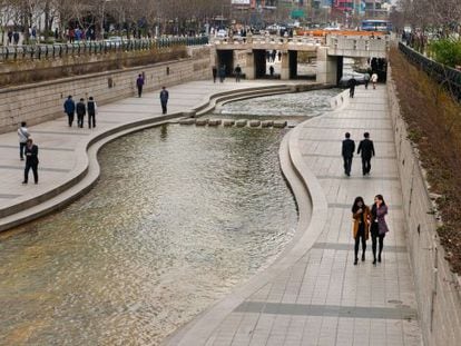 El arroyo Cheonggyecheon serpentea donde antes hubo una carretera contaminante. Es un símbolo del nuevo Seúl.