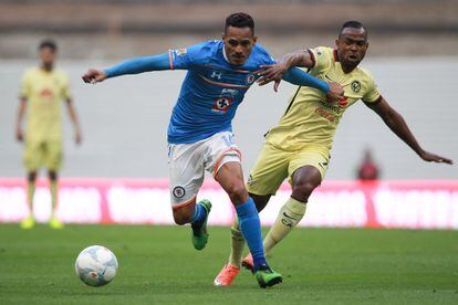 Aldo Leao y William en la disputa del balón.