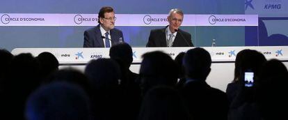 Mariano Rajoy, junto al presidente del C&iacute;rculo de Econom&iacute;a, durante una reuni&oacute;n de empresarios en Sitges el pasado mes de mayo.