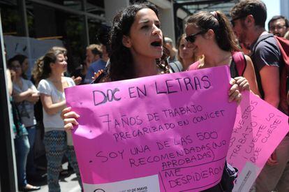 Una de las becarias que protestan frente a las puertas del ministerio.