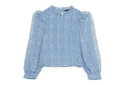 Las mangas abullonadas seguirán estando de moda los próximos meses. En Zara encontramos esta delicada blusa azul rebajada de 25,95 euros a 17,99.