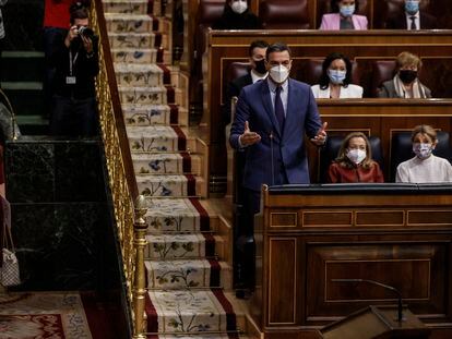 La diputada de Vox Macarena Olona escucha la intervención del presidente del Gobierno, Pedro Sánchez, durante la sesión de control al Gobierno, este miércoles, en el Congreso.