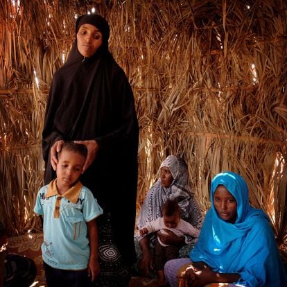 Miles de somalíes y eritreos que se habían refugiado en Yemen en los últimos años se están viendo obligados a regresar a África en la peligrosa ruta marítima del Golfo de Adén. Todavía hoy, algunos se aventuran a subirse a una patera para cruzar el Golfo de Adén desde las costas de Somalia y Eritrea hacia Yemen, pero desde el estallido de la guerra en este último país en marzo de 2015 la ruta ha cambiado de dirección y se ha convertido en una vía forzosa de vuelta.