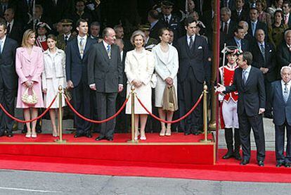 Zapatero conversa con el Rey, situado ya en la tribuna junto al resto de la familia real, momentos antes del desfile militar.