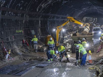 Unos obreros trabajan en el túnel que une las estaciones de Atocha y Recoletos.