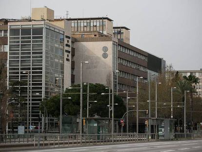 La Facultat de Física i Química de la UB, a la Diagonal de Barcelona, durant el confinament.