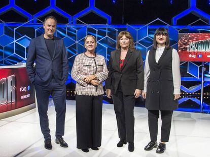 De derecha a izquierda, Erundino Alonso, Paz Herrera, Ruth de Andrés y Lilit Manukyan, concursantes veteranos de otros concursos, en el plató de 'El cazador'. En vídeo, el tráiler del programa.