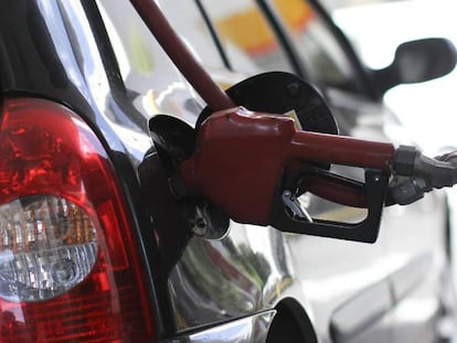 Clientes compran combustible en una estación de gasolina.