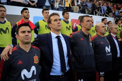 El seleccionador nacional de fútbol Julen Lopetegui, con sus colaboradores antes del comienzo del partido amistoso que España y Suiza.