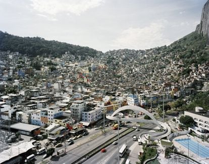 'Río de Janeiro, 2011'. El contraste entre el caos de las favelas y la modernidad de un puente racionalista, en primer término.