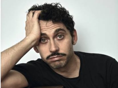 No es que a Paco León le aburra posar para ICON. Es que el hombre no para. Esta es la cara que se le queda a alguien que encadena, desde hace años, un proyecto con otro.