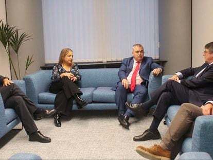 Encuentro entre Iratxe García, Santos Cerdán, Puigdemont y Jordi Turull, el lunes en Bruselas, en una imagen distribuida por el PSOE.