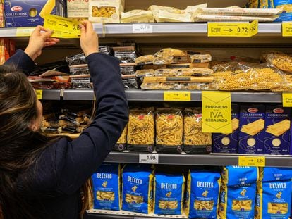 Un supermercado español anuncia en las etiquetas de precios que aplica las medidas del Gobierno para frenar la inflación.