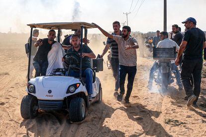 Un civil israelí era trasladado a Gaza en un carrito de golf por milicianos palestinos que lo capturaron en el sur de Israel, el sábado.