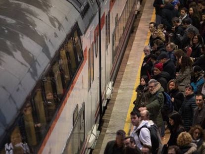 Pasajeros en la estación de Cercanías de Atocha (Madrid) el pasado octubre.