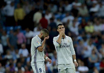 Benzema y Cristiano Ronaldo durante el partido contra el Villarreal. 