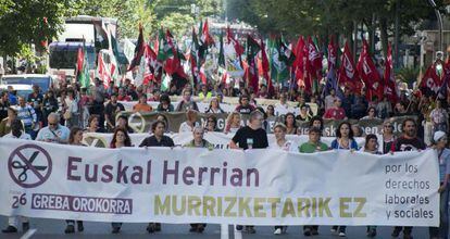 Los líderes de los sindicatos convocantes de la huelga encabezan la manifestación, en Bilbao, dentro de la jornada de huelga general.