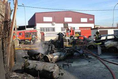 Un incendio en Leganés, que empezó en un camión, ha calcinado a cinco coches y una chatarrería.