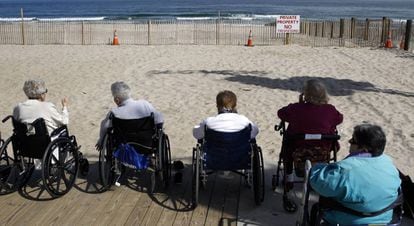 Varias mujeres observan el mar desde una residencia de mayores en Nueva Jersey. 