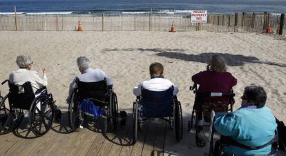 Varias mujeres observan el mar desde una residencia de mayores en Nueva Jersey.