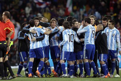 Los jugadores argentinos celebran el pase