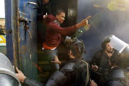 La policía egipcia detiene a un partidario de Mohamed Morsi en El Cairo, en una jornada de manifestaciones este viernes.