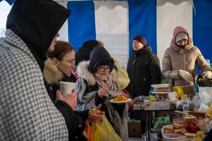 Miles de refugiados cruzaban cada día la frontera de Ucrania a Moldavia por el puesto fronterizo de Palanca, situado al sur del país. Era el que más tránsito de refugiados recibía en los primeros momentos de esta crisis humanitaria. Una red de voluntarios locales, instaló carpas para dar comidas y techo a los recién llegados. 