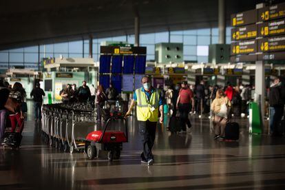 Varios pasajeros con maletas en el aeropuerto de El Prat, en noviembre de 2021, en Barcelona.