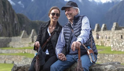 Isabel Preysler y Mario Vargas Llosa, en las ruinas peruanas de Machu Picchu en abril de 2017.