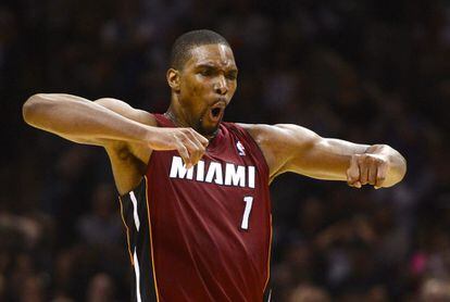 Bosh, de los Heat, celebra su triple ganador frente a los Spurs.