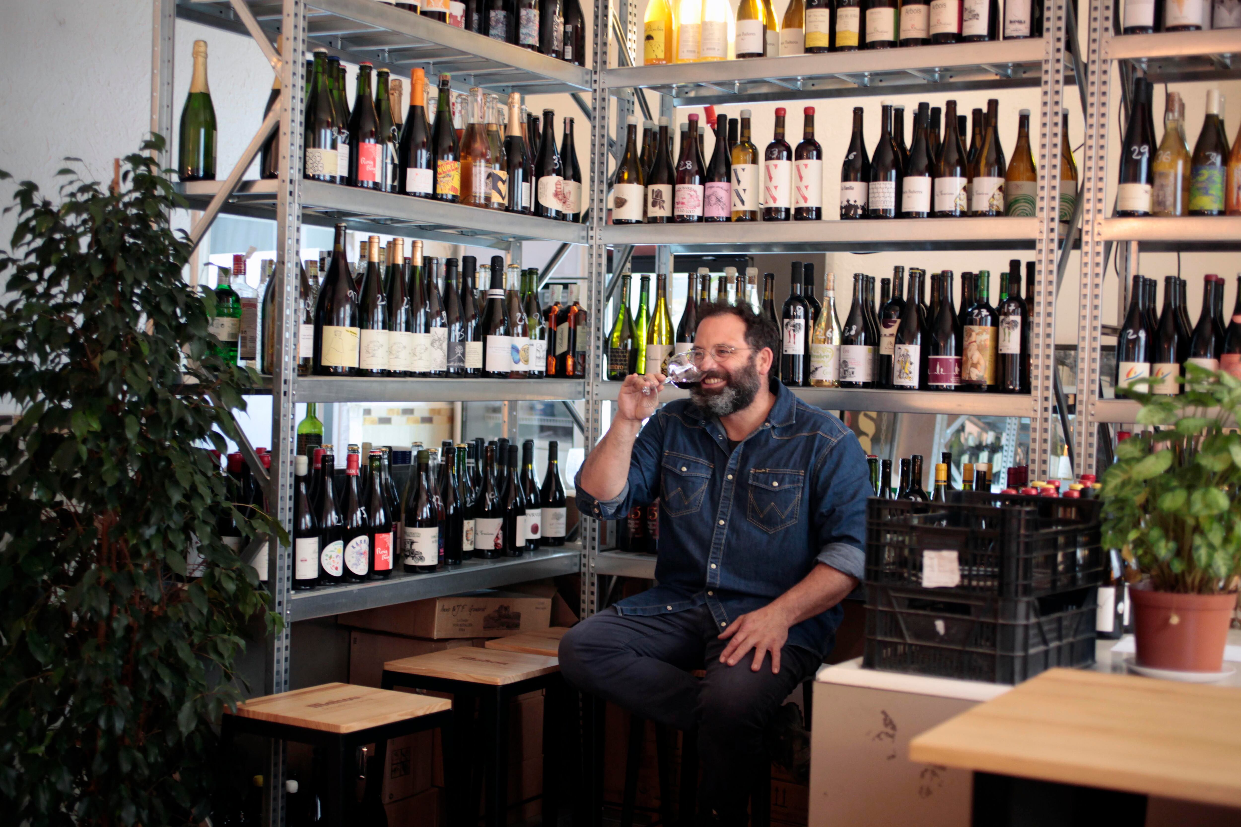 Jose Gonzalez cata un vino en su bar, La Cruda.