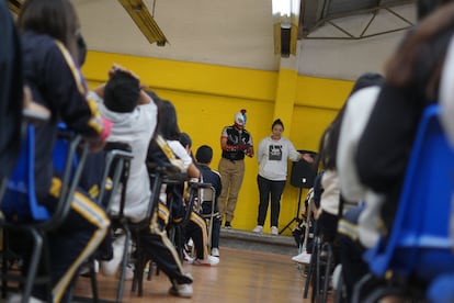 Tacubo y Denisse, la maestra de la escuela que lo invitó, invitan a los alumnos a hablar con ellos al final de la charla si tienen algún problema con el bullying. 