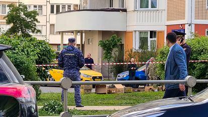 La Policía de Moscú vigila un área donde cayó uno de los drones que, según Rusia, atacaron áreas residenciales de la capital rusa.
