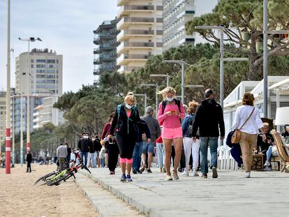 Decenas de personas en el paseo Marítimo de Castell-Platja d'Aro el domingo de Semana Santa.