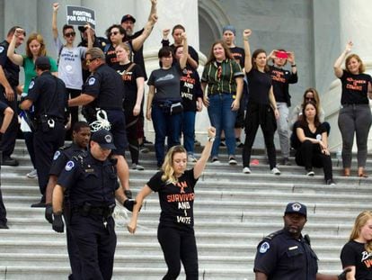En foto: activistas detenidos este sábado en el Capitolio, en Washington / En vídeo: protestas en el Capitolio por la confirmación de Kavanaugh en el Supremo