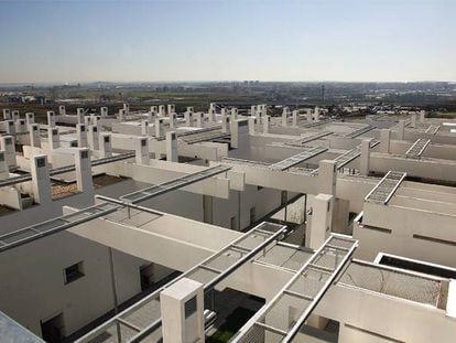 Panorámica de Madrid desde los tejados del bloque de viviendas protegidas diseñadas por Thom Mayne en el Ensanche de Carabanchel.