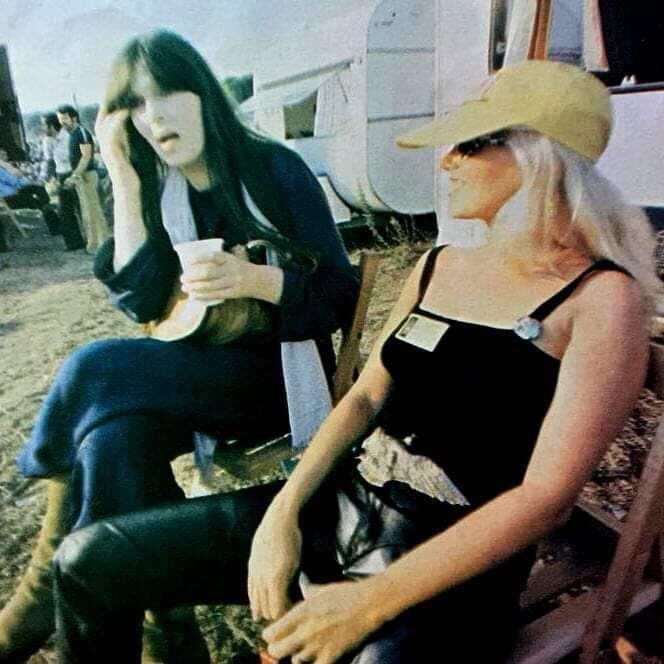 Bertha (derecha) con Nico, protegida de Andy Warhol y voz en el disco 'The Velvet Underground & Nico', en un festival en 1976.