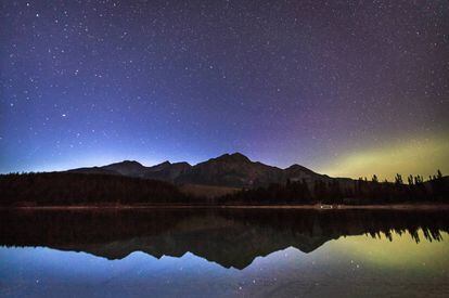 Reflejo nocturno de la montaña de la Pirámide en el lago Patricia, próximo a la ciudad canadiense de Jasper.