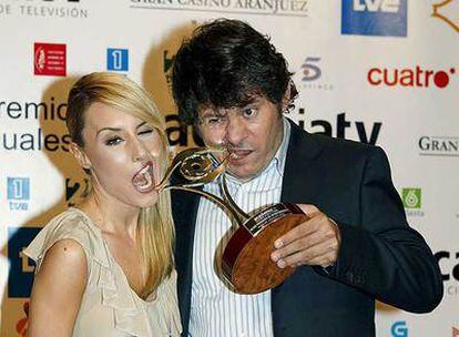 Berta Collado y Miki Nadal recogen un premio al programa <i>Sé lo que hicisteis</i>, de la Sexta.