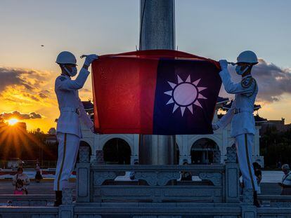 Ceremonia de arriado de la bandera en la plaza de la Libertad de Taipéi, el pasado 9 de agosto, durante unos ejercicios militares en respuesta a maniobras chinas en aguas cercanas a las reclamadas por Taiwán.