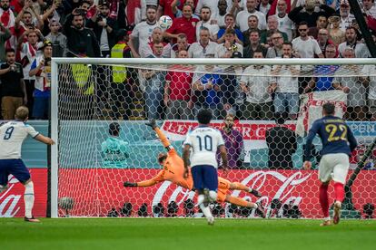 Harry Kane, izquierd, fallando el penalti que daría la victoria a Francia en los cuartos de final del Mundial. 