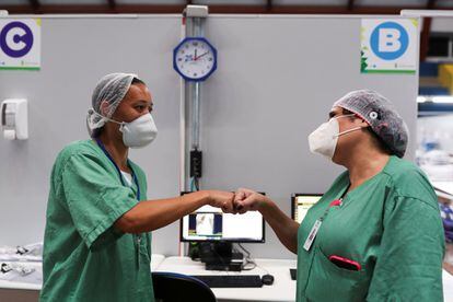 Dos enfermeras de guardia en Nochevieja se felicitan el año este jueves en un hospital de campaña en São Paulo.