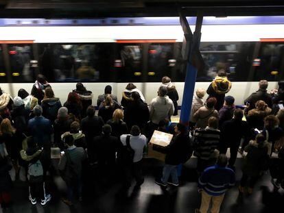 Viajeros en un andén del Metro de Madrid en la estación de Príncipe Pío, el pasado 14 de diciembre.